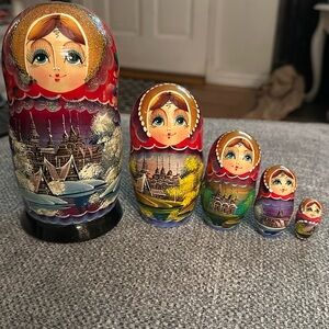Beautiful nesting dolls, great condition, all their